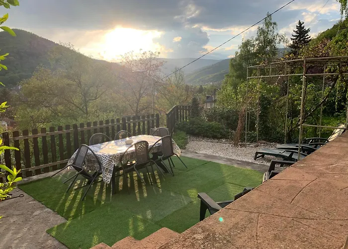 Au Reposoir - Vue Sur La Montagne