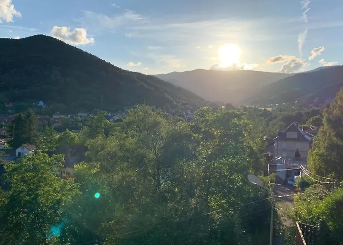 Au Reposoir - Vue Sur La Montagne